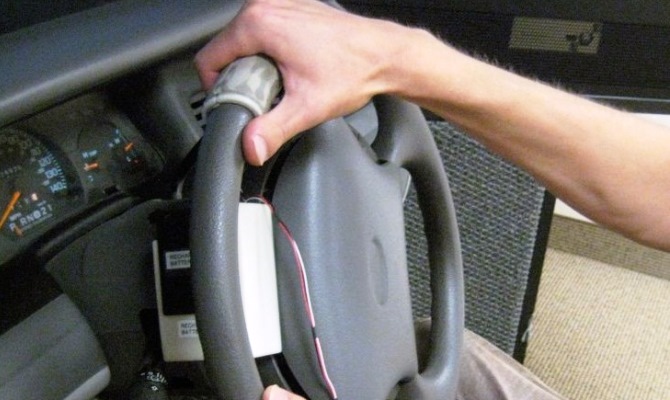 Наиболее распространенными условиями возникновения вибрации руля являются средние и низкие скорости и полное их пропадание на больших скоростях Наиболее распространенными условиями возникновения вибрации руля являются средние и низкие скорости и полное их пропадание на больших скоростях