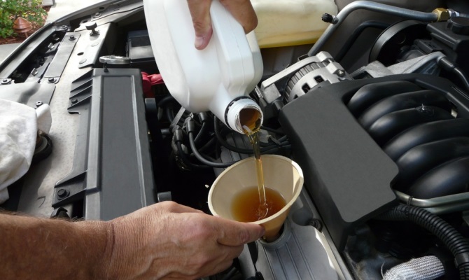 Последним этапом старая смазка сливается, и в мотор заливается чистое масло Последним этапом старая смазка сливается, и в мотор заливается чистое масло