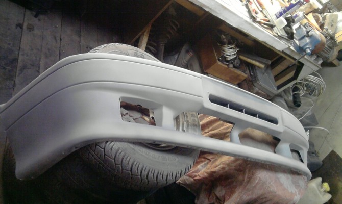 Даже тонкий слой грунтовки, распределенный равномерно по всей поверхности позволит краске лучше лечь на бампер Даже тонкий слой грунтовки, распределенный равномерно по всей поверхности позволит краске лучше лечь на бампер