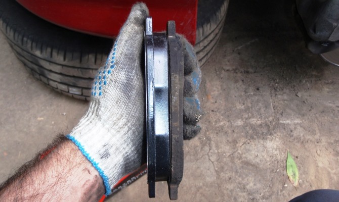 Случается, что автолюбитель меняет диски и колодки, а спустя некоторое время или сразу ему начинает досаждать скрип тормозов Случается, что автолюбитель меняет диски и колодки, а спустя некоторое время или сразу ему начинает досаждать скрип тормозов