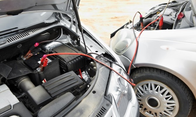 Окислы на проводах легко заметить визуально, останется только счистить их при помощи подручных средств Окислы на проводах легко заметить визуально, останется только счистить их при помощи подручных средств