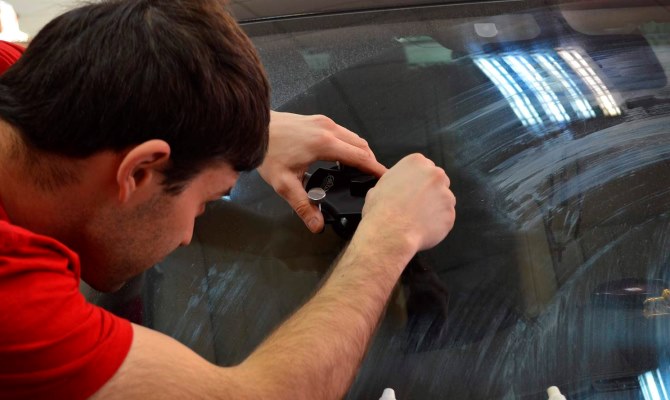 Мелкие дефекты с лобового стекла, да и с боковых стекол легко устраняются, причем справиться с этой задачей можно даже самостоятельно Мелкие дефекты с лобового стекла, да и с боковых стекол легко устраняются, причем справиться с этой задачей можно даже самостоятельно