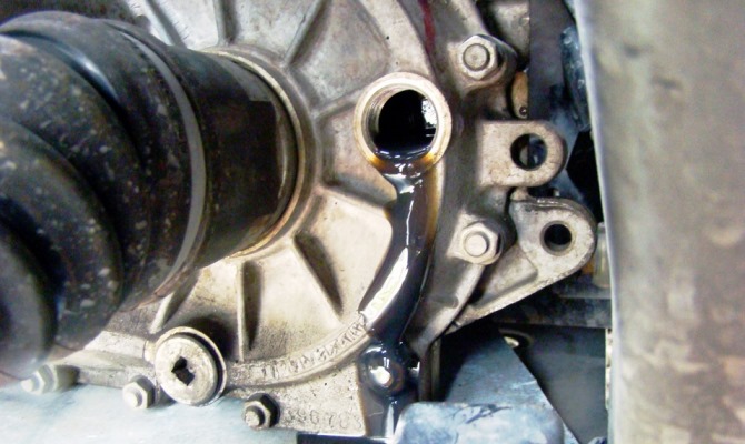 По цвету смазочной жидкости вы легко и самостоятельно определите, пора ли обновлять её По цвету смазочной жидкости вы легко и самостоятельно определите, пора ли обновлять её