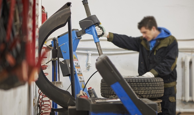 Технически резину летом можно и не менять обратно, на безопасность на дороге это не влияет, но вот износ может быть катастрофическим Технически резину летом можно и не менять обратно, на безопасность на дороге это не влияет, но вот износ может быть катастрофическим