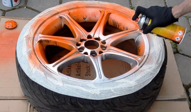 Кроме самой краски вам также потребуется обзавестись обезжиривателем, наждачкой и некоторыми другими средствами Кроме самой краски вам также потребуется обзавестись обезжиривателем, наждачкой и некоторыми другими средствами