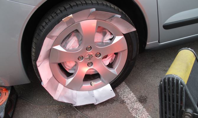 Не рекомендуется проводить покрасочные работы на улице — пыль и грязь могут осложнить процесс Не рекомендуется проводить покрасочные работы на улице — пыль и грязь могут осложнить процесс