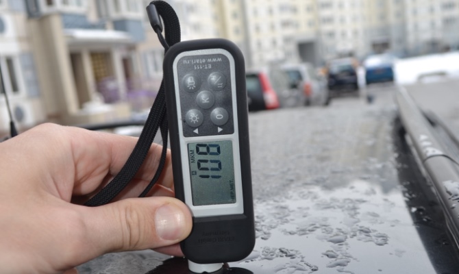 Чтобы не ошибиться в измерениях, первым делом включите прибор, после чего уже с уверенностью прикладывайте его к поверхности Чтобы не ошибиться в измерениях, первым делом включите прибор, после чего уже с уверенностью прикладывайте его к поверхности