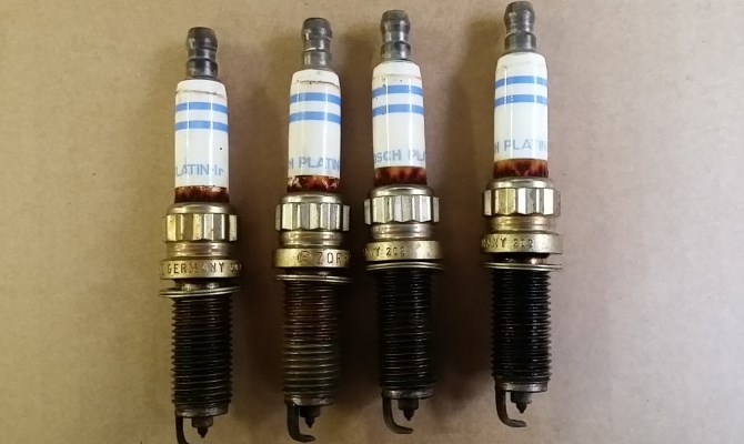 Коричневый нагар на свече на участке стыка "юбки" и изолятора может свидетельствовать о негерметичной установке Коричневый нагар на свече на участке стыка "юбки" и изолятора может свидетельствовать о негерметичной установке