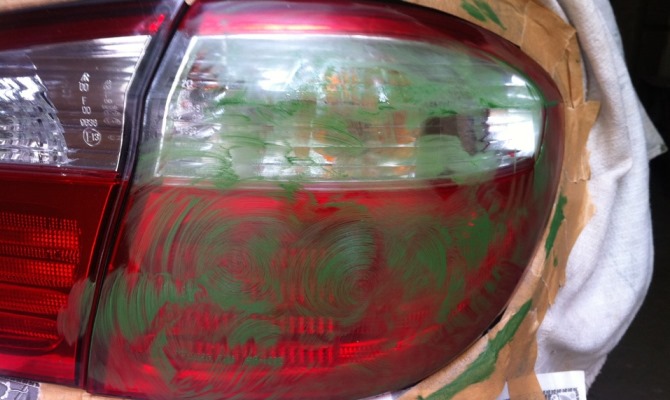 Периодически нужно очищать фару от излишков абразивного вещества и пыли сухой хлопчатобумажной тканью, чтобы оценить результаты полировки Периодически нужно очищать фару от излишков абразивного вещества и пыли сухой хлопчатобумажной тканью, чтобы оценить результаты полировки