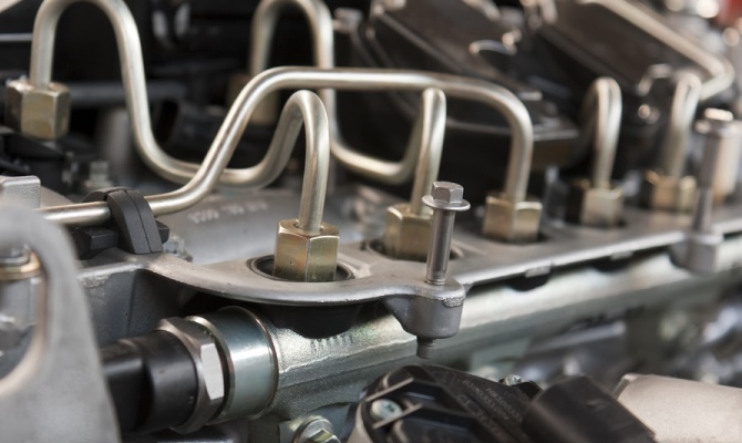 Если ваш авто при нажатии на газ, набирая скорость, начинает дергаться — это верный признак неполадки в узле подготовки смеси Если ваш авто при нажатии на газ, набирая скорость, начинает дергаться — это верный признак неполадки в узле подготовки смеси