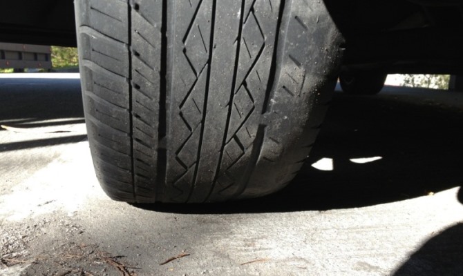 Изношенные шины автомобиля - это прямая угроза безопасности водителя на дороге Изношенные шины автомобиля - это прямая угроза безопасности водителя на дороге