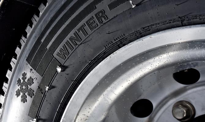 Если вы видите надпись "Winter" или изображение снежинки на протекторе колеса, то перед вами зимние покрышки Если вы видите надпись "Winter" или изображение снежинки на протекторе колеса, то перед вами зимние покрышки