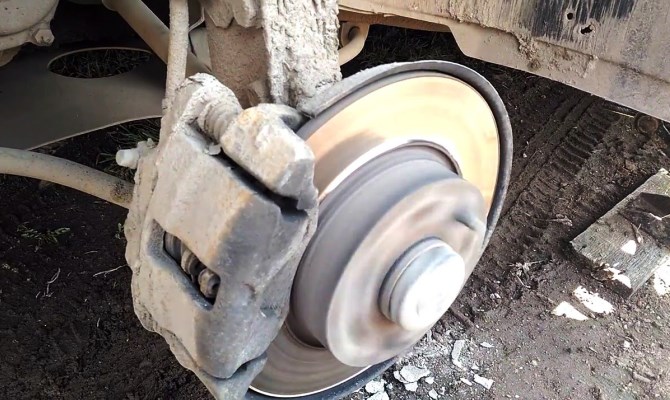 Если вибрации во всей машине или только в руле проявляются исключительно при торможении, вам обязательно нужно проверить исправность тормозных дисков и барабанов Если вибрации во всей машине или только в руле проявляются исключительно при торможении, вам обязательно нужно проверить исправность тормозных дисков и барабанов