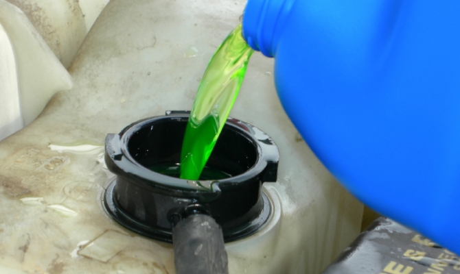 Сегодня спектр цветов антифриза совершенно непредсказуем, а потому ориентироваться по окрасу жидкости сложно Сегодня спектр цветов антифриза совершенно непредсказуем, а потому ориентироваться по окрасу жидкости сложно