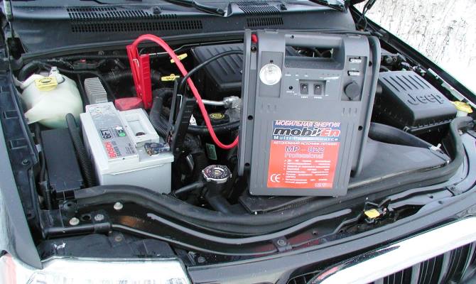 Напряжение АКБ измеряется тестером, который еще называют мультиметром, или используют обычный вольтметр Напряжение АКБ измеряется тестером, который еще называют мультиметром, или используют обычный вольтметр