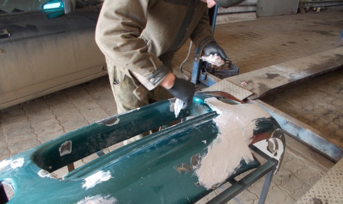 Первым делом требуется демонтировать бампер и зачистить от грязи и старого покрытия Первым делом требуется демонтировать бампер и зачистить от грязи и старого покрытия