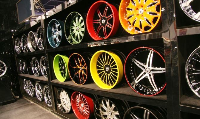 Покраску литых дисков можно производить без снятия резины с колес Покраску литых дисков можно производить без снятия резины с колес