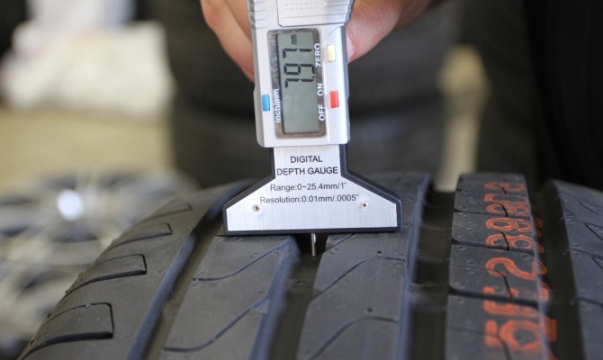 Машину с очень старой резиной использовать нельзя, так как разрушение корда повлечет за собой разрыв шины Машину с очень старой резиной использовать нельзя, так как разрушение корда повлечет за собой разрыв шины