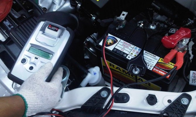 Не нужно стесняться лишний раз осмотреть аккумулятор, когда открываете капот Не нужно стесняться лишний раз осмотреть аккумулятор, когда открываете капот