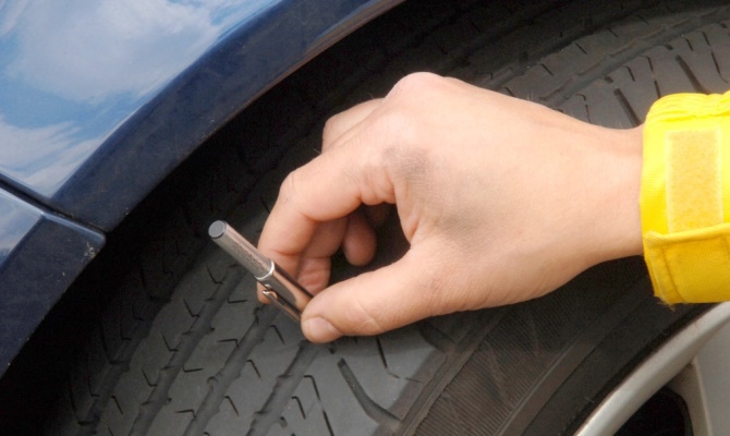 Когда высота протектора колеса достигнет критической отметки, следует сменить шины на автомобиле Когда высота протектора колеса достигнет критической отметки, следует сменить шины на автомобиле