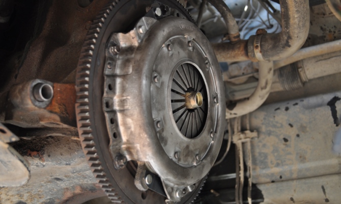 При неполном выключении системы возникают сложности с переключением передач на работающем двигателе При неполном выключении системы возникают сложности с переключением передач на работающем двигателе