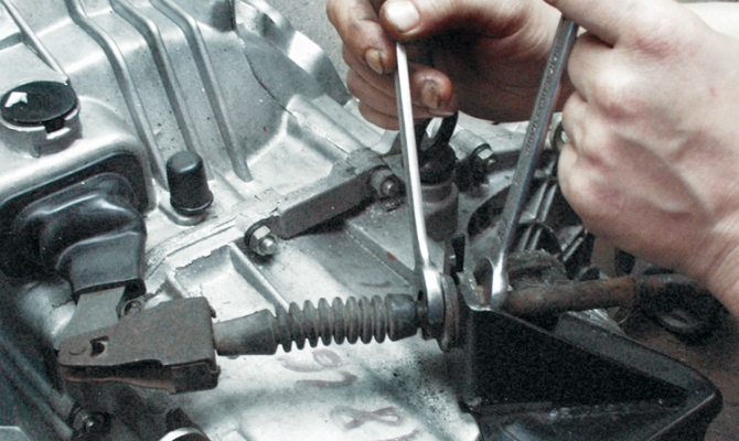 При давлении выжимных пружин на прижимной диск "корзины" он прилегает к диску сцепления, прижимая последний к маховику При давлении выжимных пружин на прижимной диск "корзины" он прилегает к диску сцепления, прижимая последний к маховику