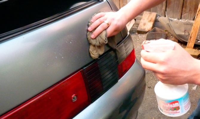 После обезжиривания зачищенного места, поливаем средством тряпочку и хорошо протираем После обезжиривания зачищенного места, поливаем средством тряпочку и хорошо протираем