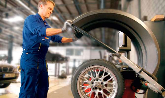 Дисбаланс колес может приводить к появлению центробежных сил, которые действуют в разных направлениях и разных плоскостях и вызывают неприятные вибрации Дисбаланс колес может приводить к появлению центробежных сил, которые действуют в разных направлениях и разных плоскостях и вызывают неприятные вибрации