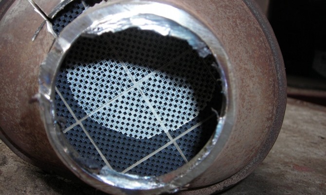 Так или иначе перед самостоятельной очисткой вам придется произвести демонтаж сажевого фильтра Так или иначе перед самостоятельной очисткой вам придется произвести демонтаж сажевого фильтра