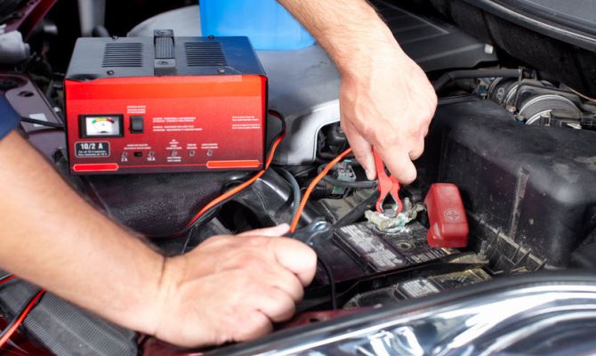 В теплую погоду авто с батареей, потерявшей большую часть заряда ещё удастся завести, но зимой у водителя могут возникнуть существенные сложности В теплую погоду авто с батареей, потерявшей большую часть заряда ещё удастся завести, но зимой у водителя могут возникнуть существенные сложности