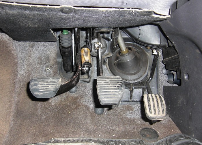 Проваливается педаль тормоза – как обнаружить причину неисправности и устранить ее