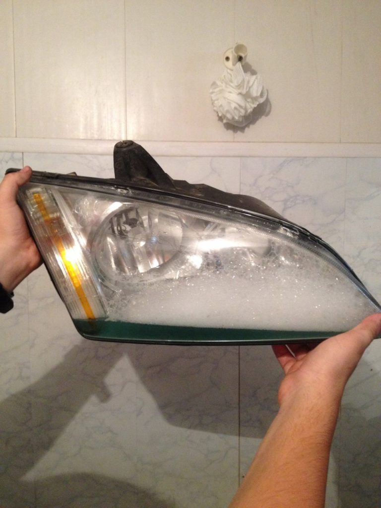 Чистка фар изнутри – моем, не разбирая конструкцию