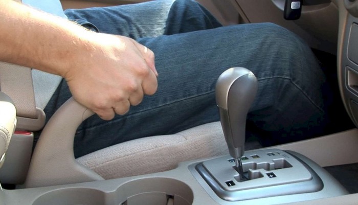 Проваливается педаль тормоза – как обнаружить причину неисправности и устранить ее