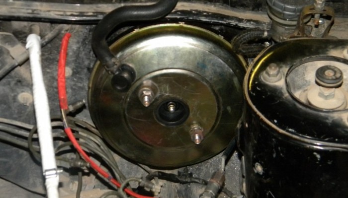 Проваливается педаль тормоза – как обнаружить причину неисправности и устранить ее