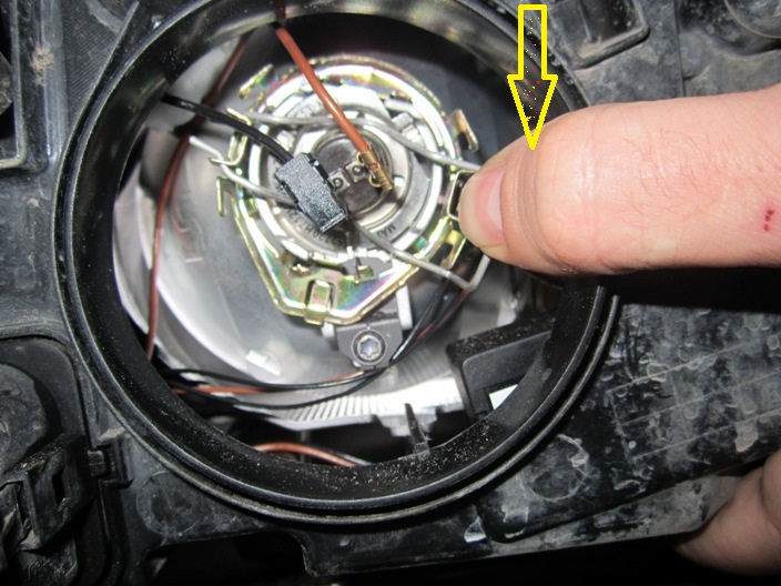 Чистка фар изнутри – моем, не разбирая конструкцию