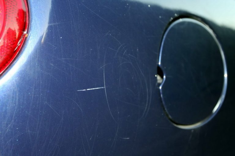 Закрашиваем царапину на машине своими руками – от мелких дефектов до глубоких сколов