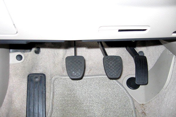 Скрипит педаль сцепления – как выявить и устранить причины?