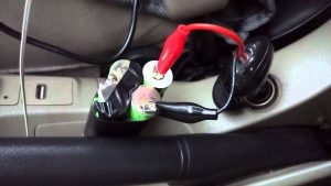 Как снять клеммы аккумулятора, чтобы часы и память авто не сбросились