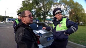 Может ли инспектор ГИБДД потребовать у водителя телефон для проверки