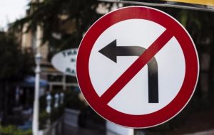 Если стоит знак "поворот налево запрещен", разрешен ли разворот?
