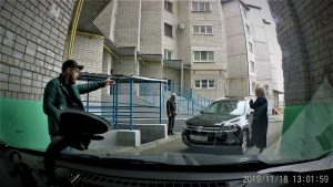 Кто должен уступать на выезде из двора: разберемся вместе