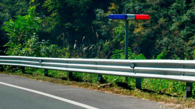 Сине-красная мигалка на дорожном полотне Сине-красные мигалки на дороге