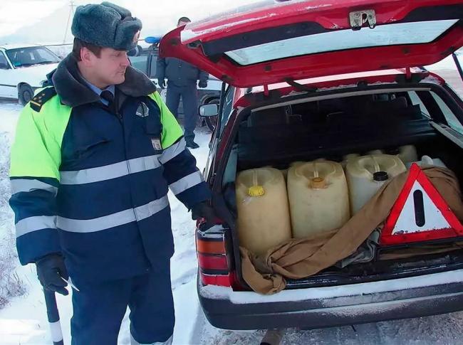 Максимальное количество горюче-смазочных материалов, разрешенное для провоза без специального свидетельства, составляет 240 литров ГСМ в багажнике автомобиля