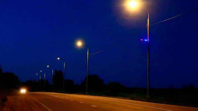 Установка предупреждающих знаков часто наблюдается на мало освещенных трассах Предупреждающие маяки на дороге