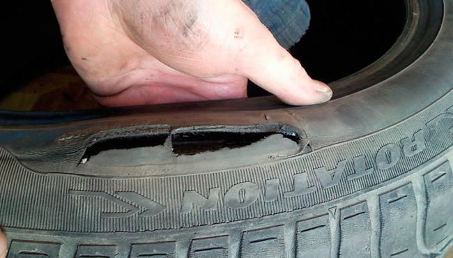 Боковой порез покрышки автомобиля