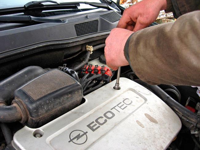 Демонтаж декоративной крышки двигателя Демонтаж декоративной крышки