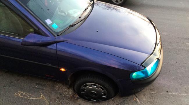 Автомобиль попавший колесом в люк Машина провалилась в люк