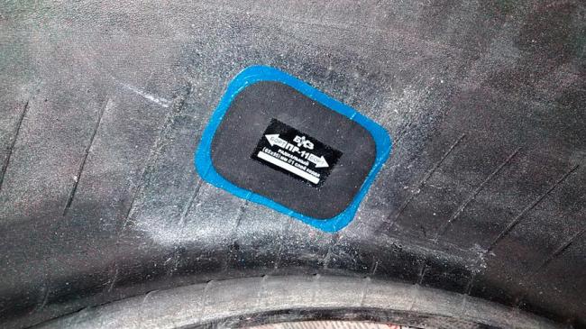 Наклеивание латки на шину Наклеивание латки