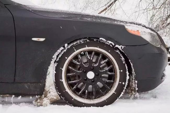 Наледь на колесах автомобиля Наледь на колесах