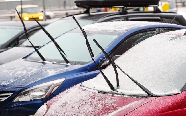 Поднятые дворники на авто Поднятые дворники на авто